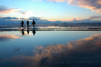 Thessaloniki by Vasilis Tzotzopoulos