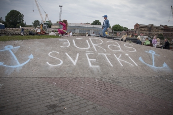 Jūras svētki ar amatnieku tirgu, sportiskām aktivitātēm, izpletņlēcēju šovu un ledus Neptūnu